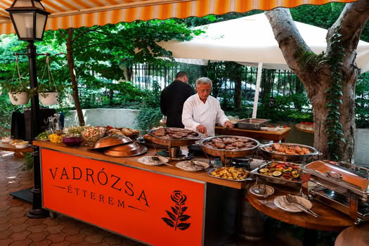 Grillpult a Vadrózsa Étterem kertjében – DiningCity Nyári Gasztronapok